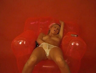 Flash Model Amateurs: 美丽的女孩用她的成人玩具填满她的湿屄