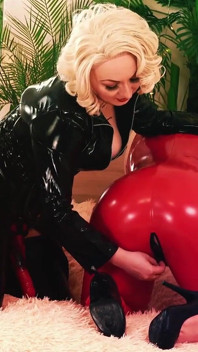 Strap-on jebanie Big Ass Slut! Głębokie gardło i trening rozciągania cipki. Arya Grander i Fetyszaura