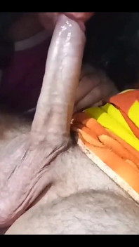Mujer madura chupando la polla de un joven