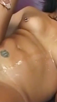 Sexy latina teen mary wird von dreier mit großen schwänzen gefickt