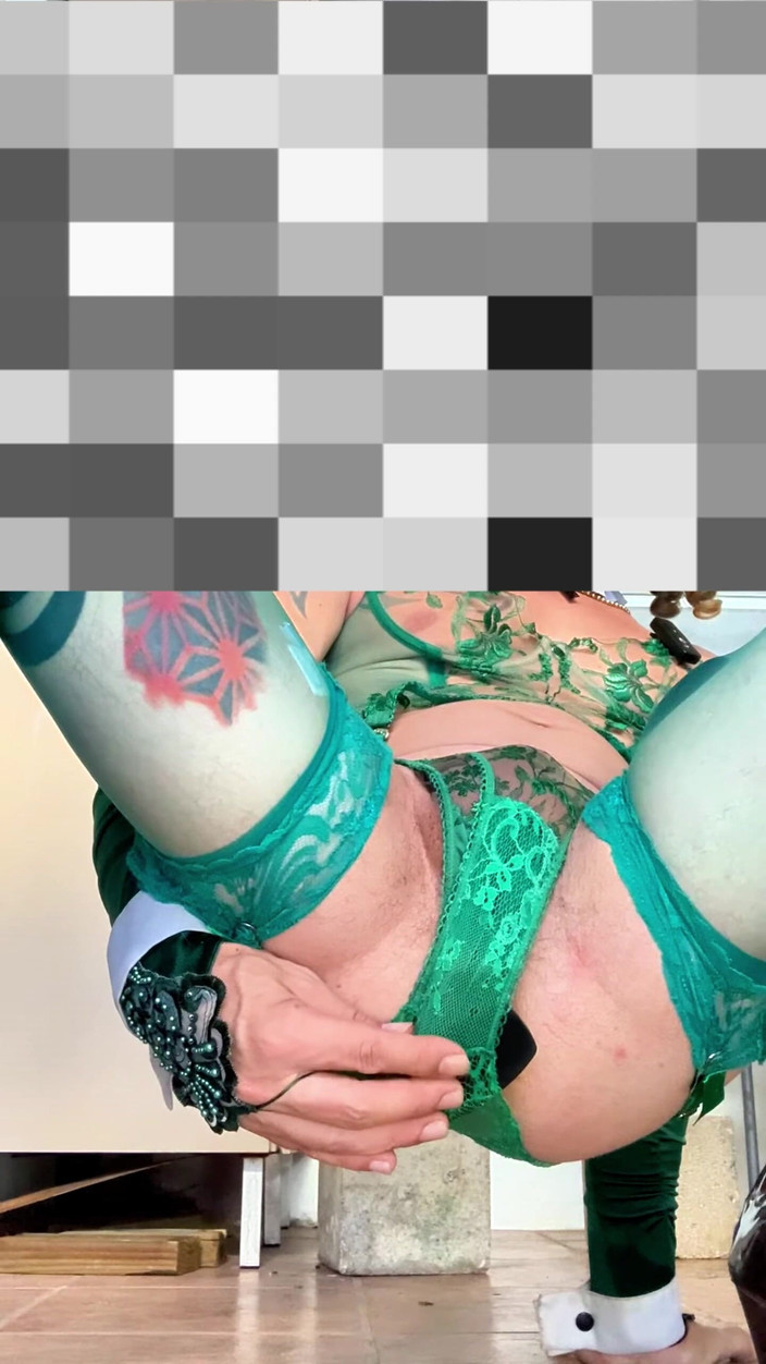 Benito414: Drăguță Femboy în lenjerie cu ciorapi foarte sexy care își expune chiloții...