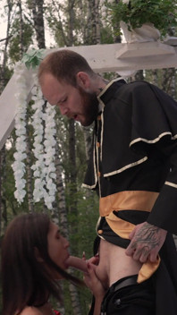 Baise de mariage, partie 3 : une salope dévergondée se tape un prêtre avant le mariage de son amie