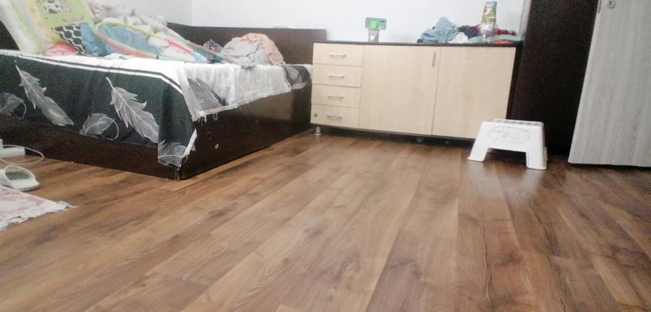 Amateur_MS: Sexig fru tränar hemma naken - amatör fru onanerar med fingrarna