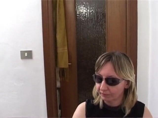 Milf in Love: Une salope blonde mature veut prendre 2 bites !