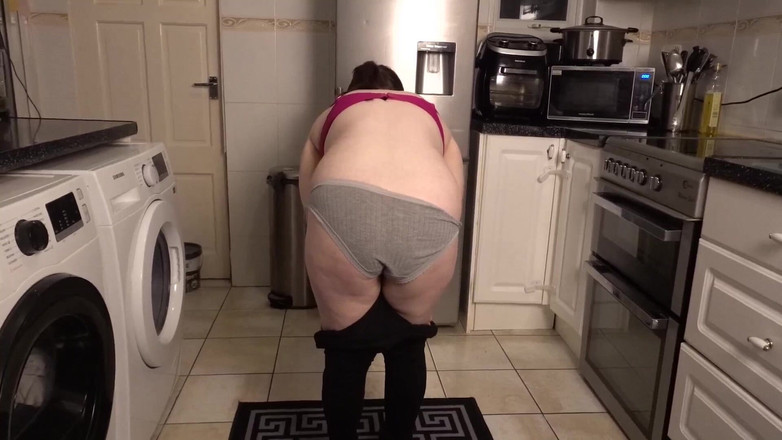 Littlevixen: Cewek seksi dengan legging dan celana dalam terbaik di dapur