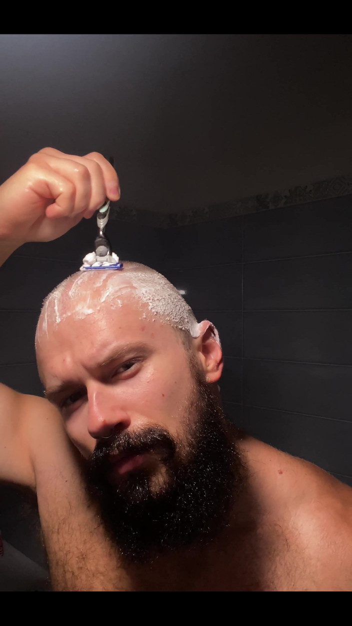 Mister Stone: Asmr video di me che mi raso la testa