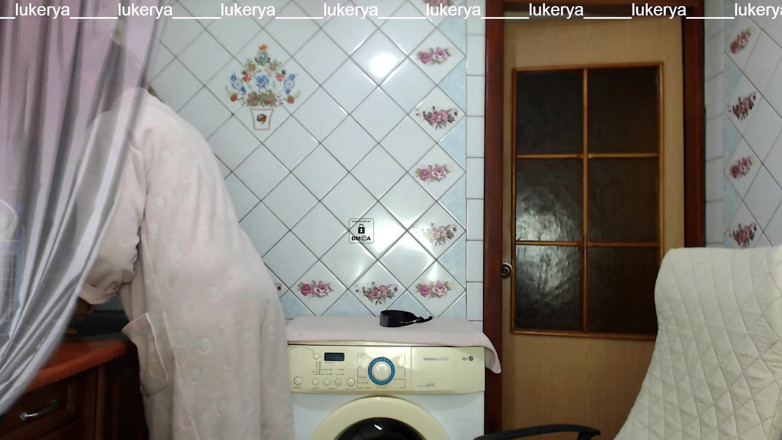 Lukerya: Quente anfitriã Lukerya na cozinha com um roupão