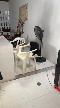 我好朋友的继妹去看她，我操了她