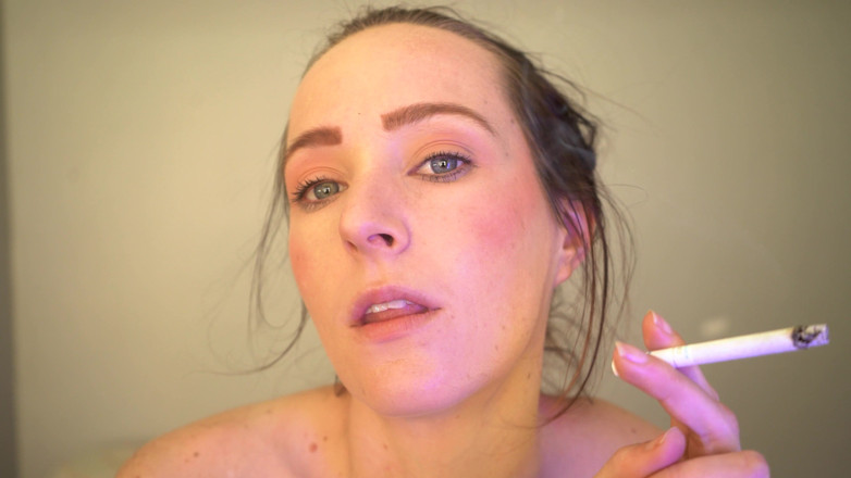 Alicia Robertz: セクシーなクローズアップかわいい喫煙セッション - 小柄な赤毛のリップティーズ