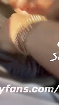 Teman wanita curang memberikan saya blowjob di cahaya matahari.