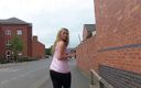 German Amateur: Blonďatá britská milfka chčije venku