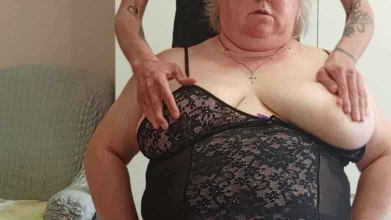 Zona901: 他粉碎了他邻居的奶子在嘴里操了她，并用精液填满了她的奶子