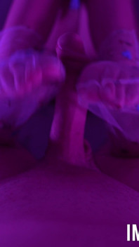 Üvey kız kardeş sheer floral çoraplı ayakla mastürbasyon yapıyor