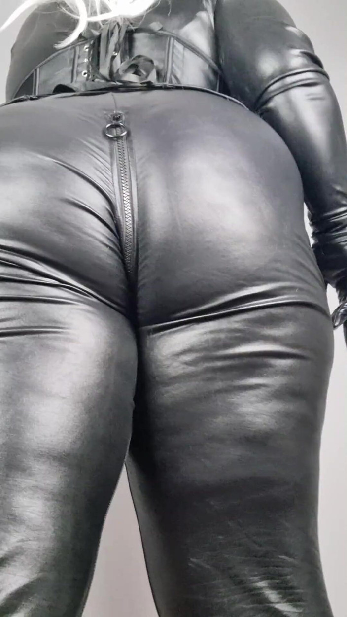 Julie_Bliss: Giantess kot łapie Spidermana