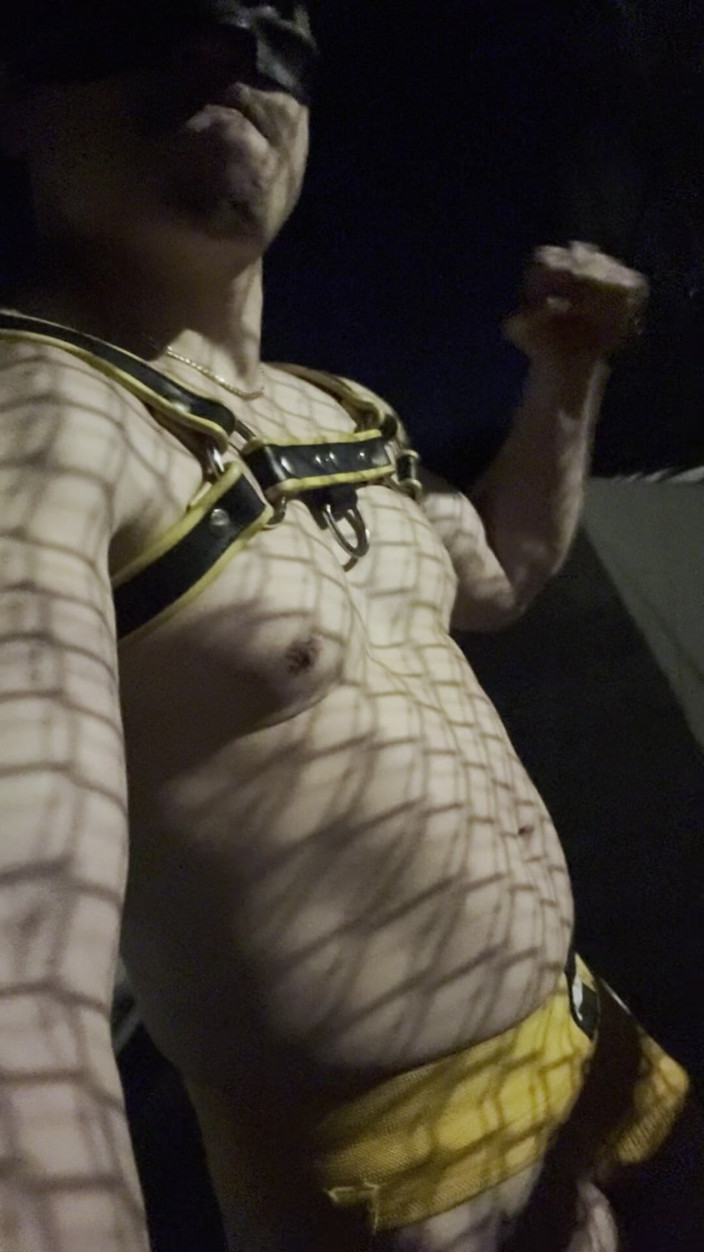 barenakedboy: Půlnoční svalová škádlení: Asijský kus protahuje zadek a biceps ve žlutém postroji...