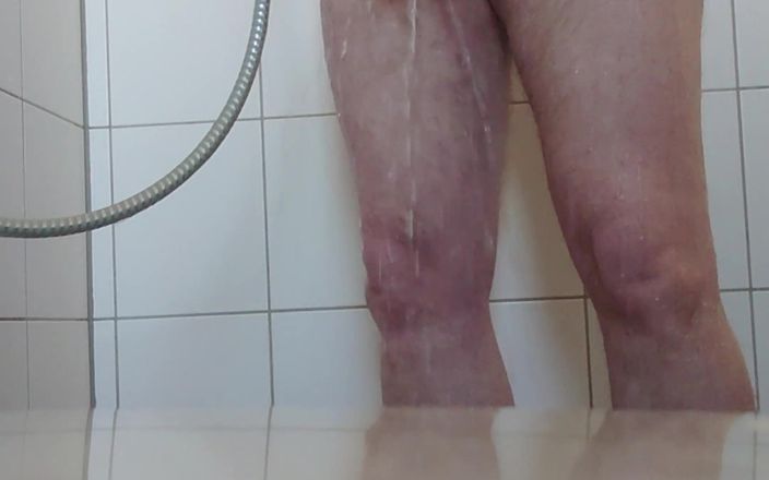 Carmen_Nylonjunge: Kencing di kamar mandi pagi-pagi