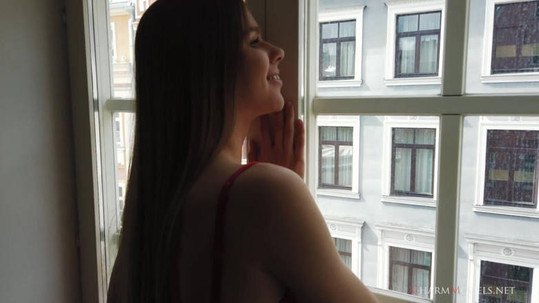 CharmModels: Cewek glamor elegan evelina dengan lingerie merah di balik jendela