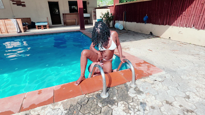 Black Swan: Hầu như không được hành xử bên hồ bơi