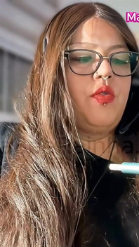 Brasilianische bBW-MILF-göttin Vaping iqos bei der arbeit