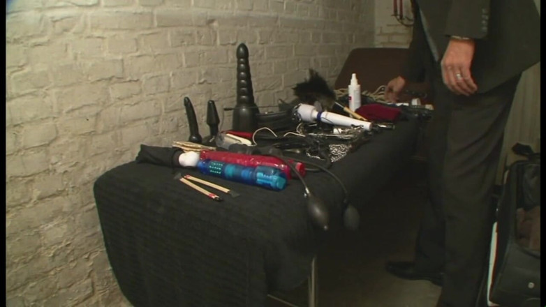 Absolute BDSM films - The original: Des seins dominants se font pincer