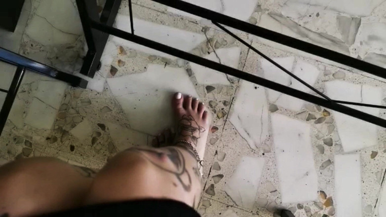 Your italian goddess: Tvoje italská bohyně je ještě tam dole?