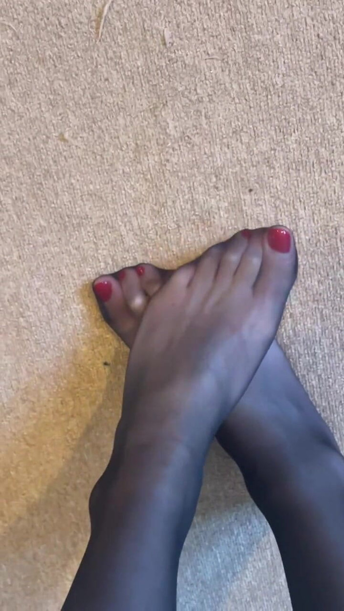 Nikki Stafford: Amando mi nuevo esmalte de uñas rojo cachonda en mis...