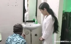 Genç Hintli evli kadın tesisatçı kocası tarafından sert sikiliyor