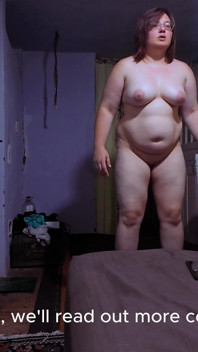 진동 플랫폼에 벌거 벗은 매력적인 갈색 머리 댓글 영어 자막을 읽어
