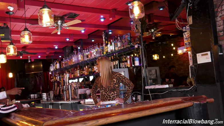 Interracial Blowbang: Barman Candice Dare bierze 15 długich murzynów przed otwarciem baru