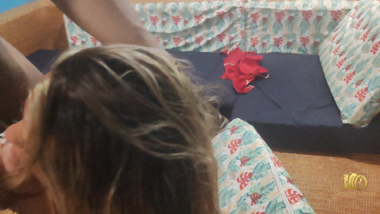 Rioc69: Mara parvient à baiser Rioc après l’avoir flirté et caressé