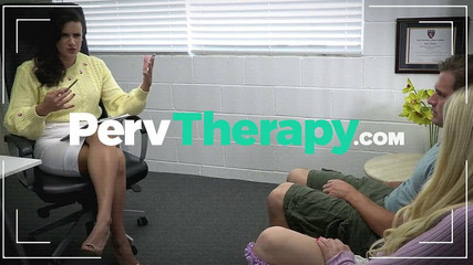 Team Skeet: 大奶子少女被她在公园里认识的男人干了