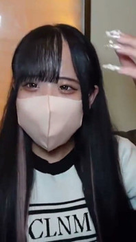 ヘーゼルのヴェールが抑えきれない輝きの中で漂っている。穏やかな揺れでわずかな鉱物上昇
