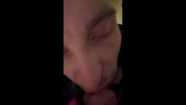 KinkySirius: Ragazzo in abito e giacca di pelle che succhia alla...