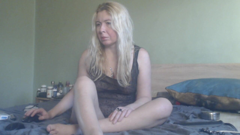 sunshinegoddes: Blonďatá Super MILFka masturbuje s krémem