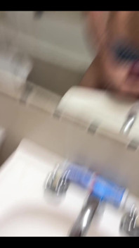 Vždy se vracím domů nadržená z tréninku a ráda se dotýkám mého ptáka v zrcadle