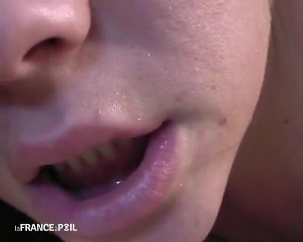 La France a Poil: Lesbiennes likken poesje en neuken met vibrators