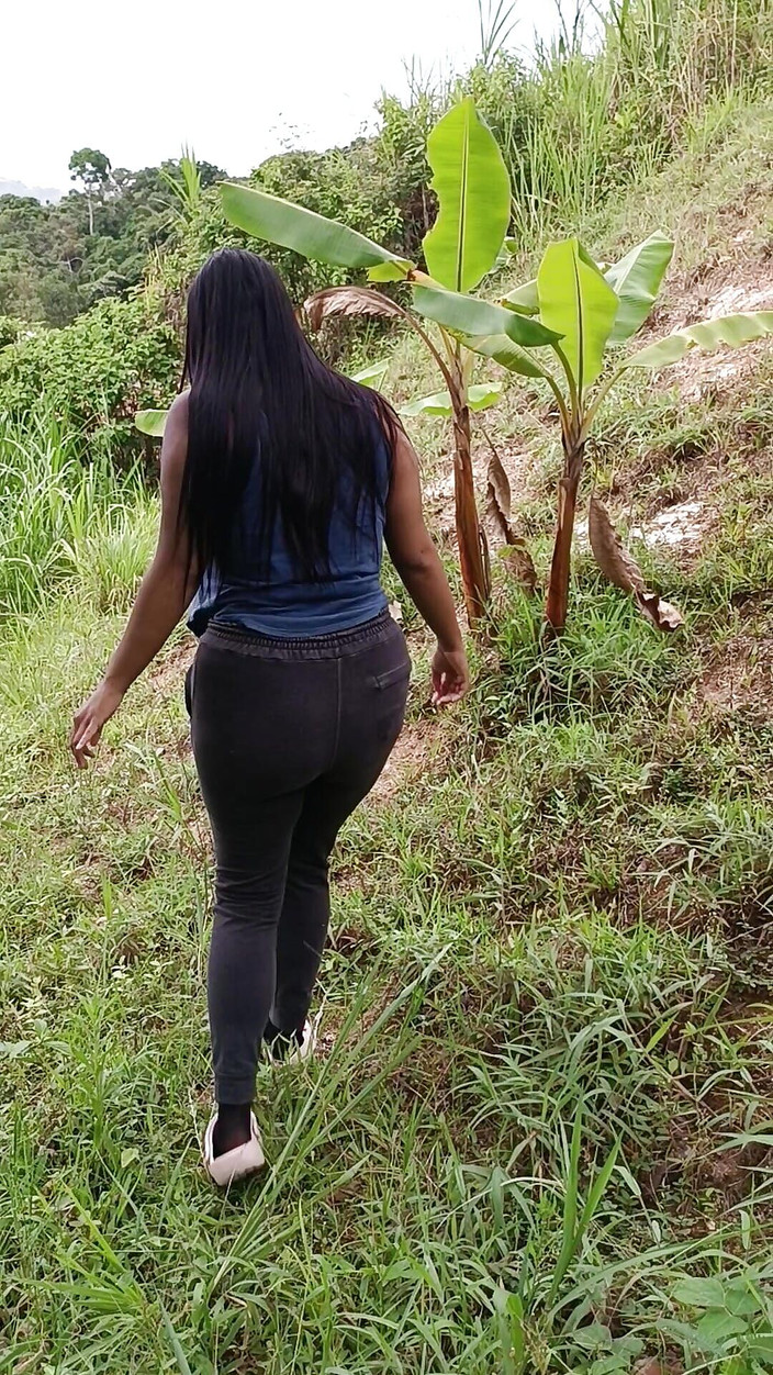 SugarPose: Big Ass Latina Girl Walking Nude Outdoors!