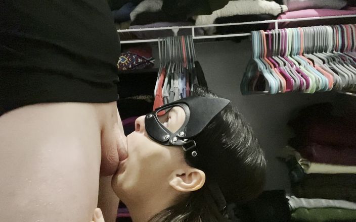 gabriellablows: Pacar selingkuh bersembunyi di lemari untuk mengisap kontol teman!