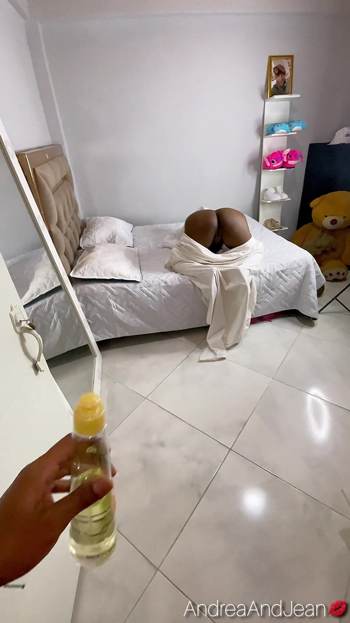 AndreaAndJean: La matrigna ebano beccato il figliastro che si masturba fingendo...