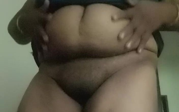 Nilima 22: Дама-толстушка в видео мастурбации