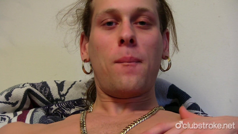 Club stroke: Nikka, hétéro excitée, se masturbe la bite