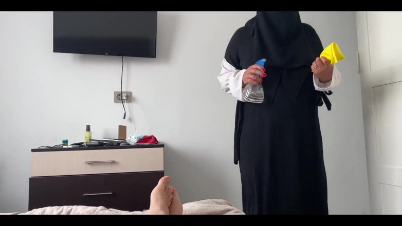 Lux Eva: Arap temizlikçi kadın sıkı amcığı ve büyük göğüsleriyle müşterisini uyandırıyor