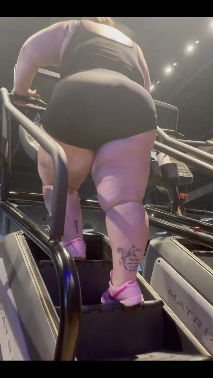 Miss Pink Plush: Kim yüzlerini yanaklarımın arasına sokmak ister???