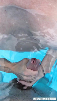 Sexo en la piscina: lubricante de silicona y acabado cremoso