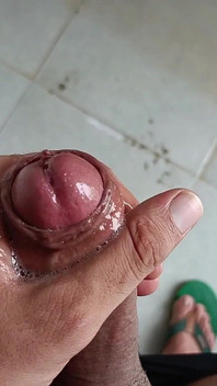 Un Indien fait pipi dans la salle de bain et masturbe une bite rose
