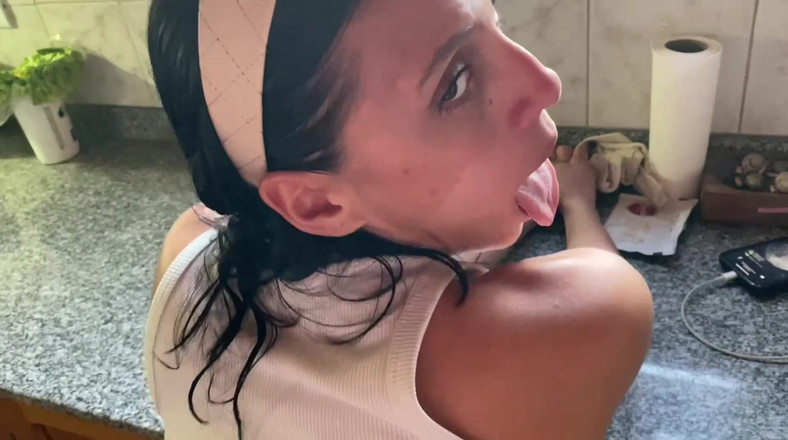 Lynn Scream: 当他不在家时，和我好朋友的女友一起！