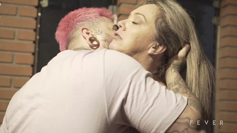 Fever Films: Sexy MILFka si nechá vyvrtat kundičku svalnatým dospívajícím chlapem