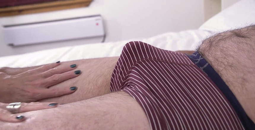 Molly MILF: Moly pega um toyboy de um clube local e lhe...