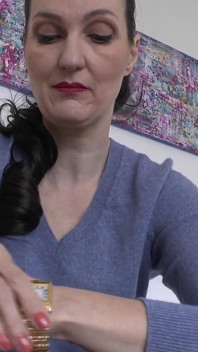 Masturbare pentru ceasuri de mână aurii, JOI, Lady Victoria Valente