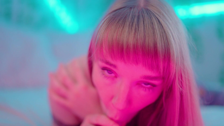 Jolie Lyon: Nevlastní máma přítelkyně chce tvoji poprvé